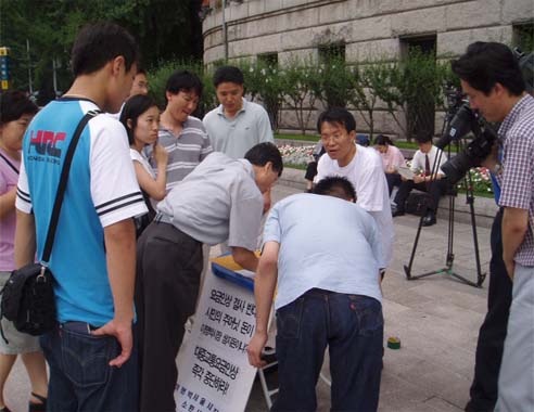 대중교통요금인상을 반대하며 서명운동에 참여하는 시민들 